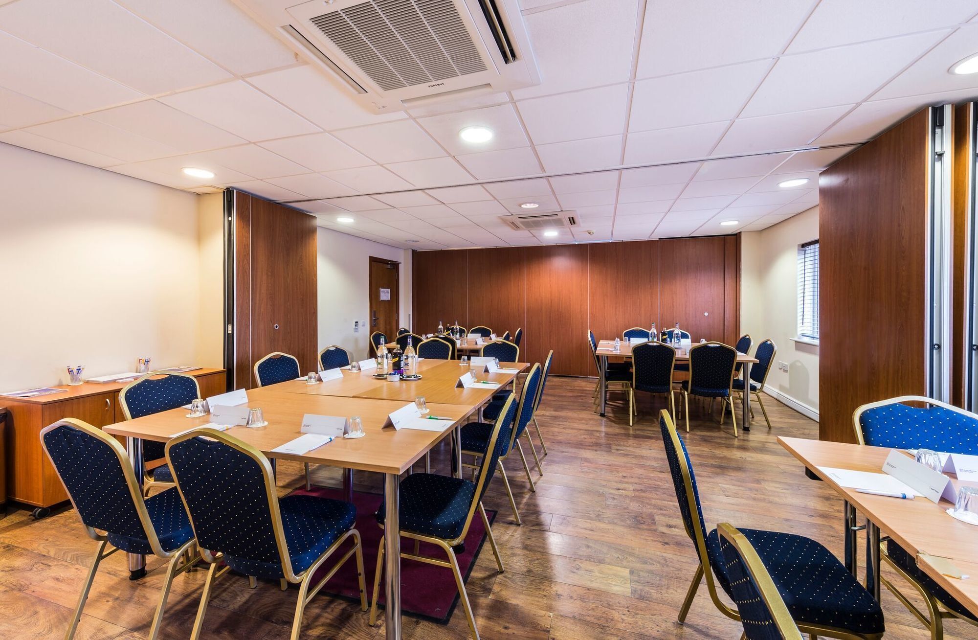 Doncaster International Hotel By Roomsbooked Ngoại thất bức ảnh